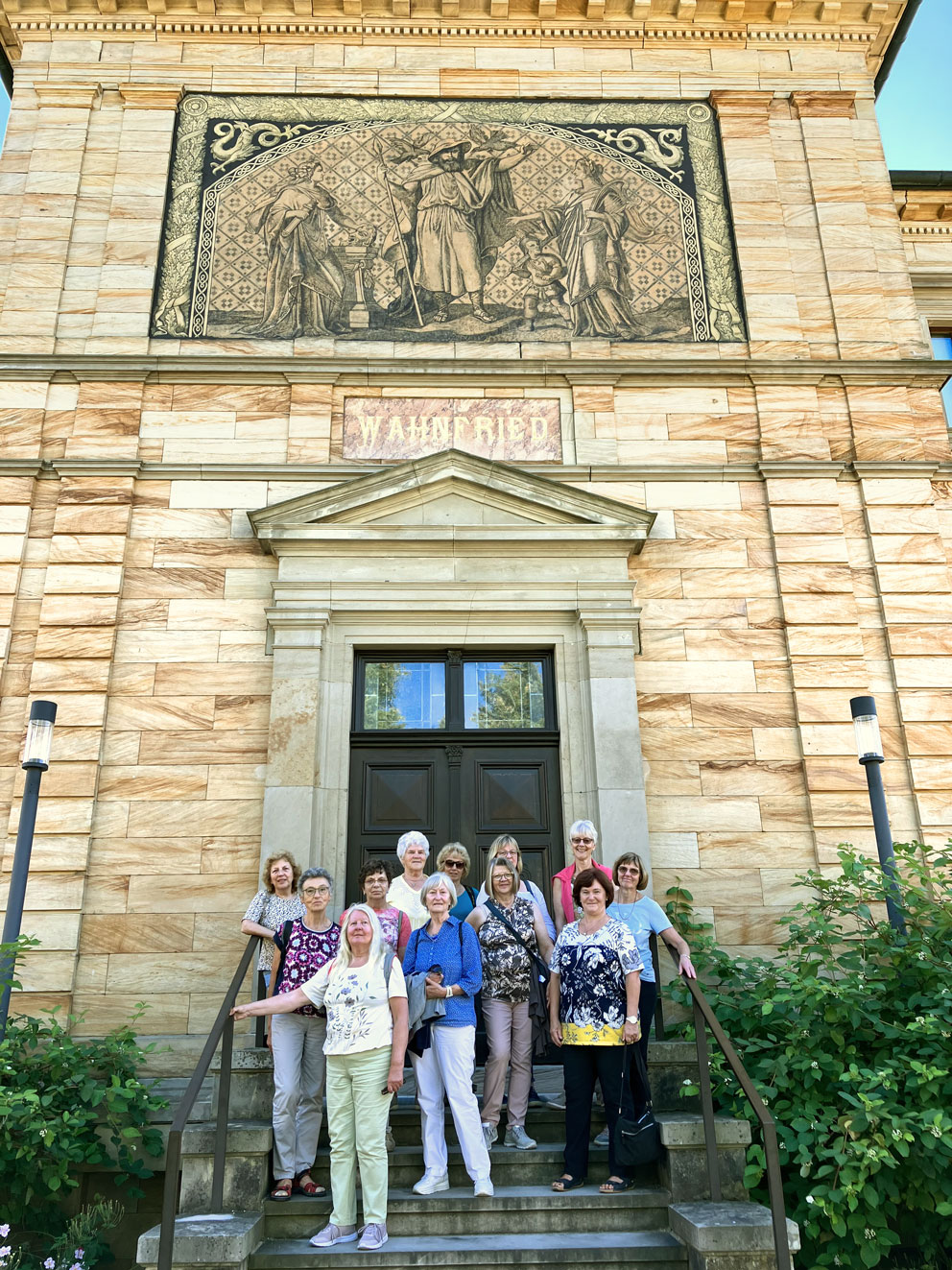 Gruppenfoto vor Villa Wahnfried