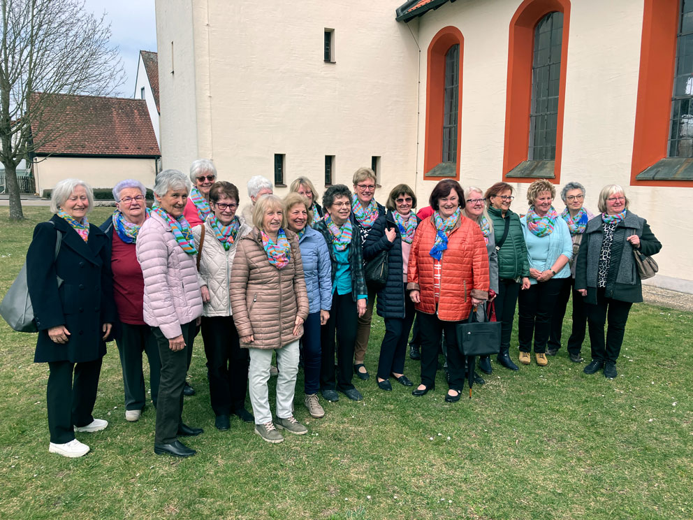 Gruppenbild vor der Kirche