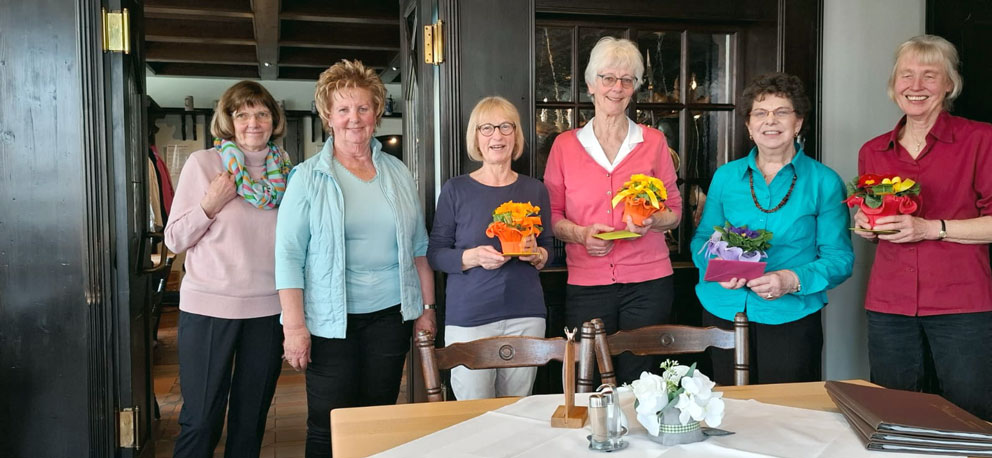 Geschenke fürs Team beim Mittagessen: vlnr Karin Brunner, Sonja Schneller, Doris Schmidt, Katharina Sander, Waltraud Holzammer, Erika Weghorn