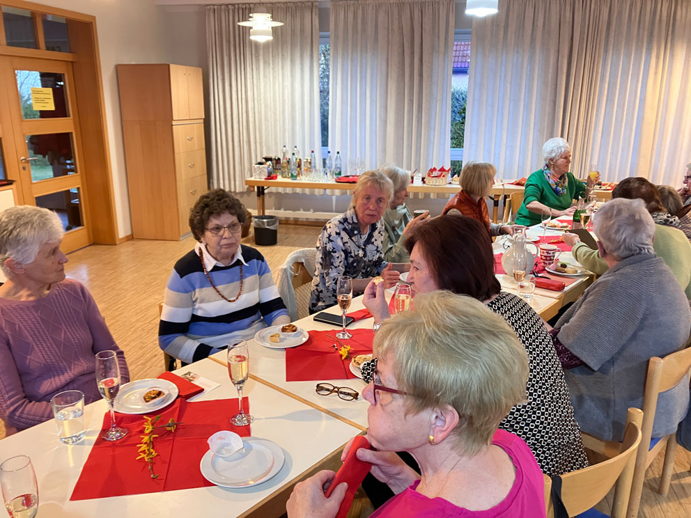 Gruppenbild im Gemeindesaal
