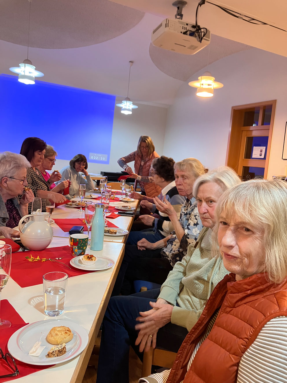 Gruppenbild im Gemeindesaal
