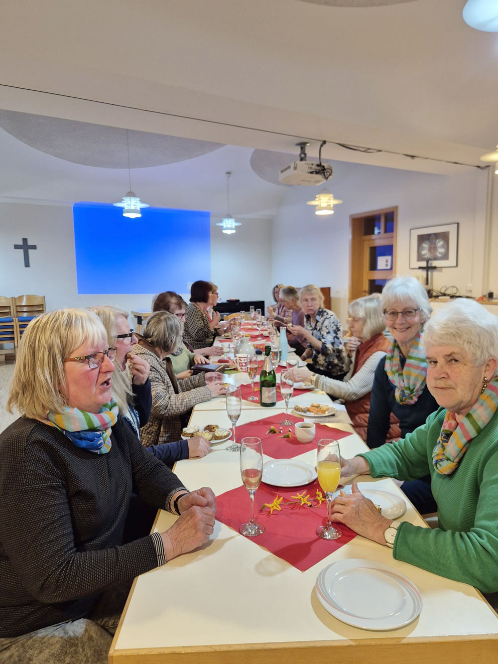 Gruppenbild im Gemeindesaal