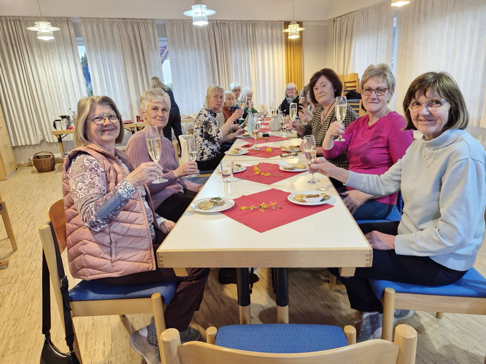 Gruppenbild im Gemeindesaal