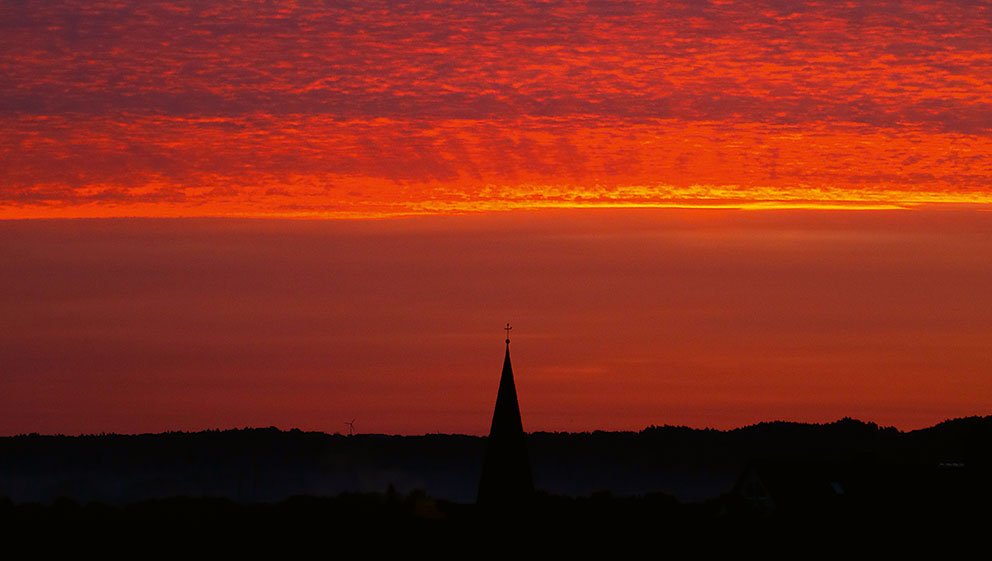 Kirche bei rotem Sonnenaufgang