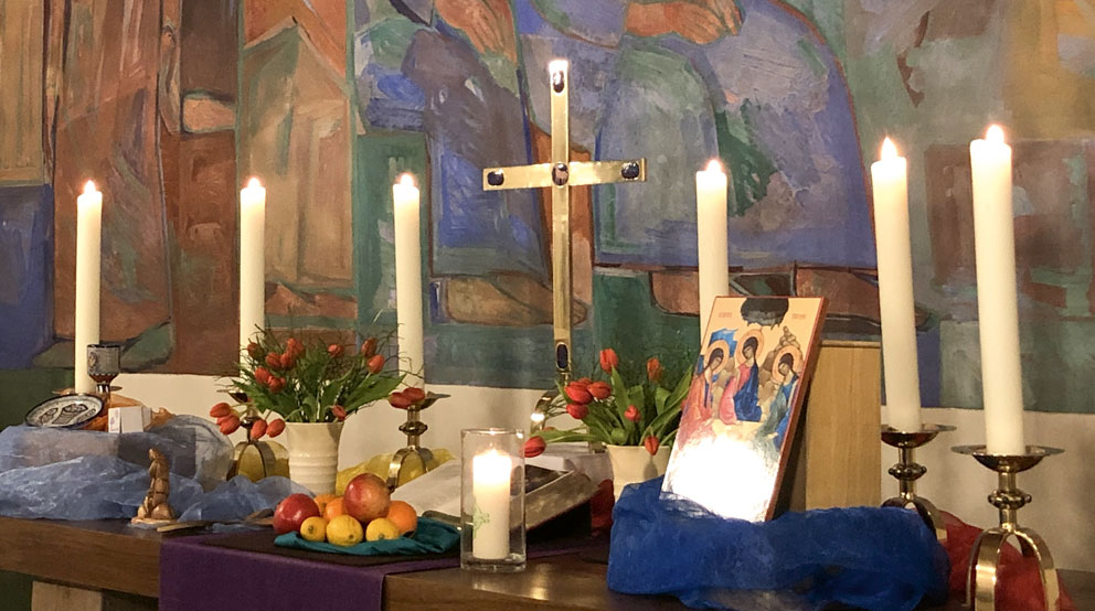 Altar, geschmückt mit Kerzen, Blumen und Obst.