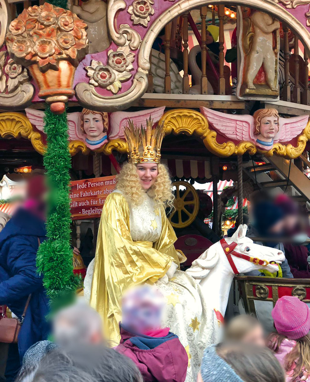 Nürnberger Christkind auf Karussell sitzend