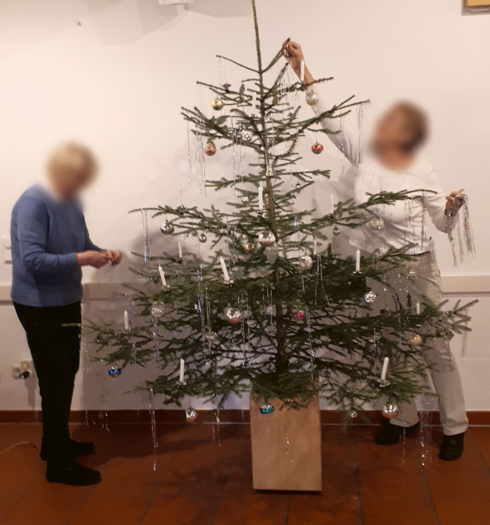 Weihnachtsbaum wird geschmückt