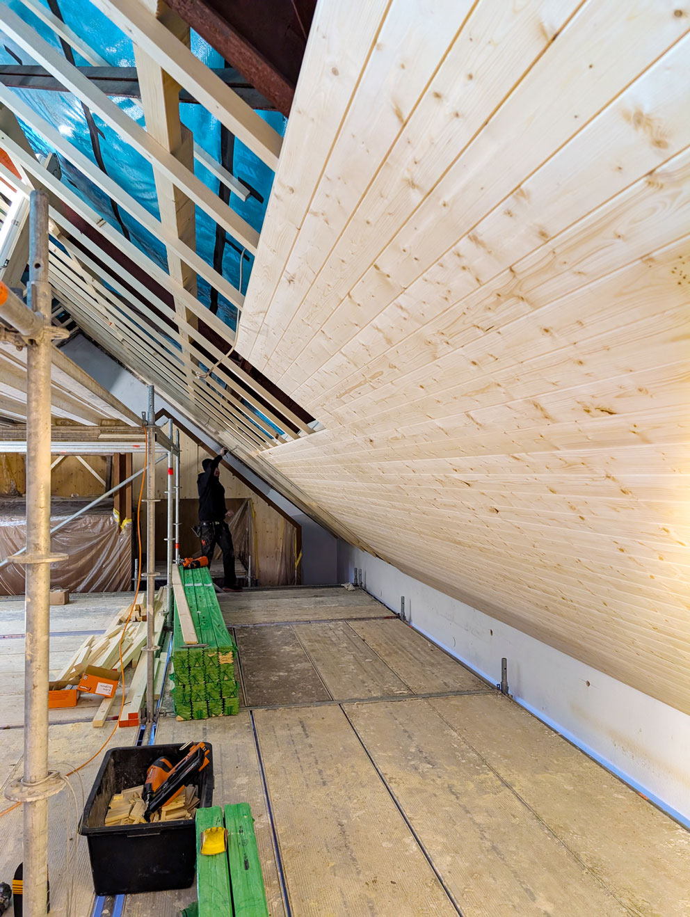 Beschädigung an der Innenverkleidung des Kirchendaches